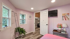 2 bedrooms, bed sheets - Charming 2-bedroom tiny house secluded in the country (Prospect)