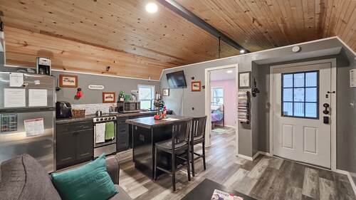 Charming 2-bedroom tiny house secluded in the country