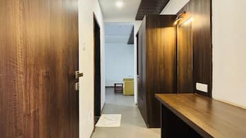 Habitación doble Deluxe, balcón, vista a la colina | Cortinas blackout, tabla de planchar con plancha y wifi gratis