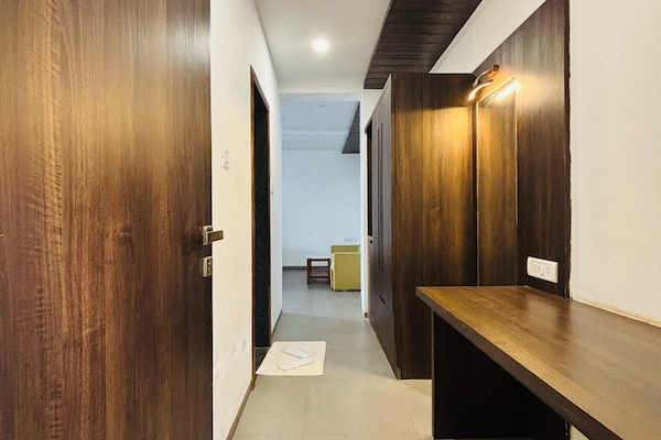 Deluxe-dobbeltværelse - balkon - bakkeudsigt | Mørklægningsgardiner, strygejern/strygebræt, gratis Wi-Fi