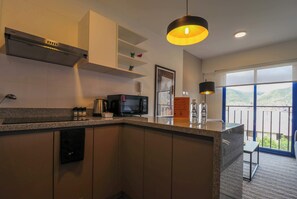 Jääkaappi, mikroaaltouuni, liesi, kahvin-/teenkeitin