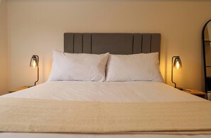 2 bedrooms, desk, iron/ironing board, WiFi