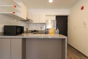 Réfrigérateur, micro-ondes, plaque de cuisson, cafetière/bouilloire