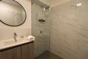 Douche, sèche-cheveux, serviettes fournies, shampoing