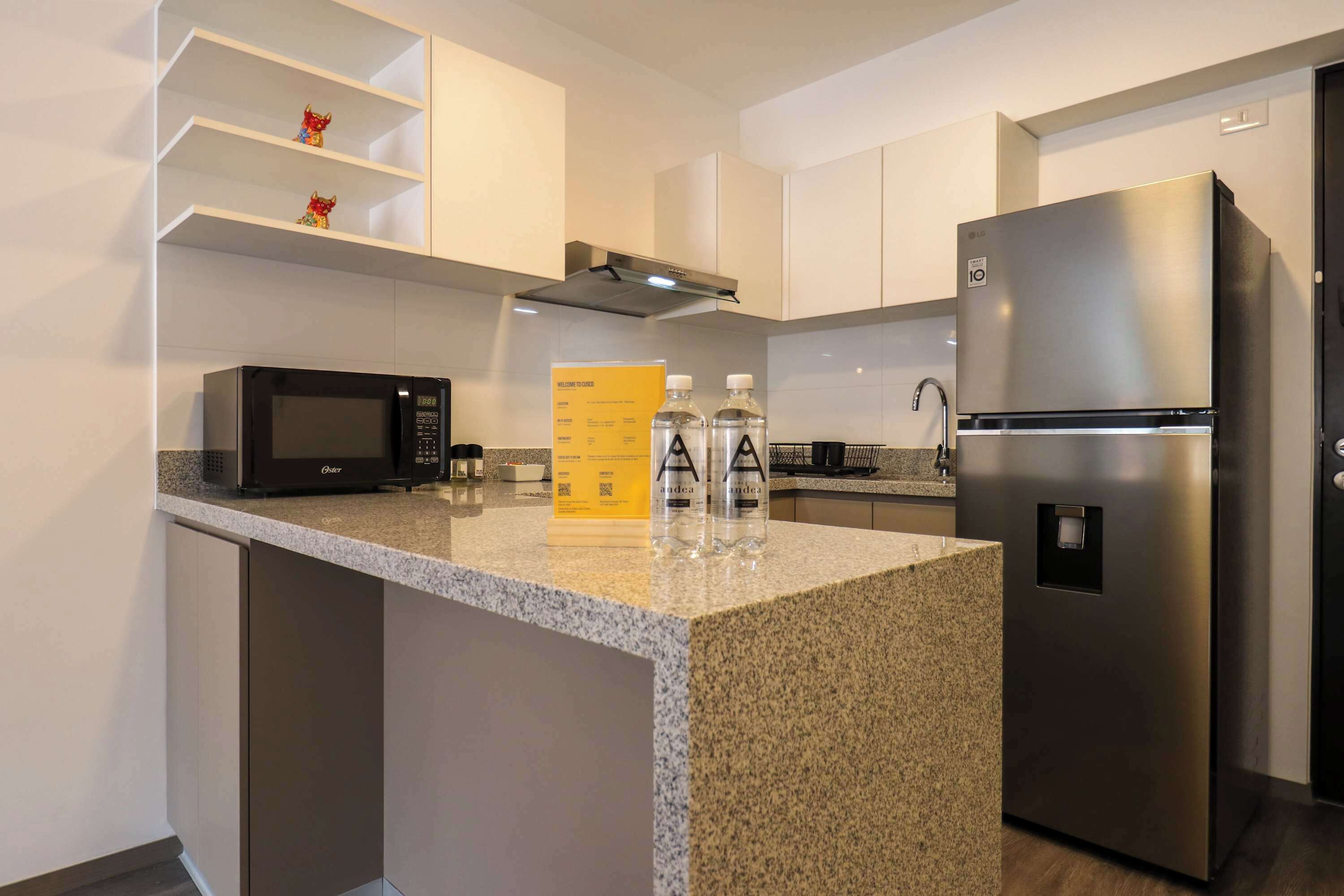 Réfrigérateur, micro-ondes, plaque de cuisson, cafetière/bouilloire