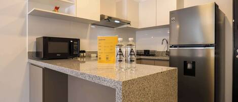 冷蔵庫、電子レンジ、コンロ、コーヒー / ティーメーカー