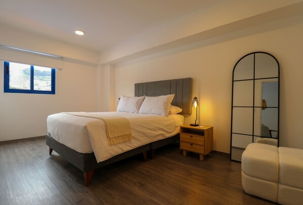 2 habitaciones, escritorio, tabla de planchar con plancha y wifi 