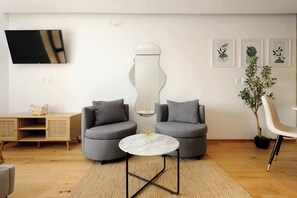 TV, offices - w* | Wonderful Loft w/ Balcony in Roma Norte (Ciudad de México)