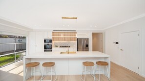 Een koelkast, een microgolfoven, een oven, een kookplaat