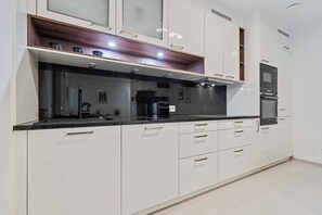 Kühlschrank, Mikrowelle, Ofen, Herdplatte