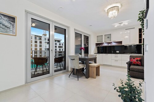 Stylish Apt with Balcony, WiFi & Free Parking