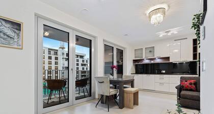 Stylish Apt with Balcony, WiFi & Free Parking