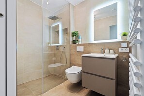Regadera, amenidades de baño gratuitas, secadora de cabello, toallas 