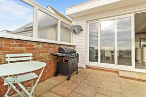 Outdoor dining - Beachfront Bungalow in Pevensey Bay with Sea Views (Pevensey Bay)