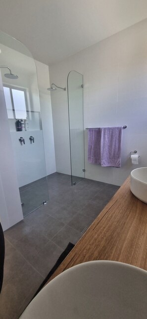 Douche, séchoir à cheveux, bidet, serviettes fournies