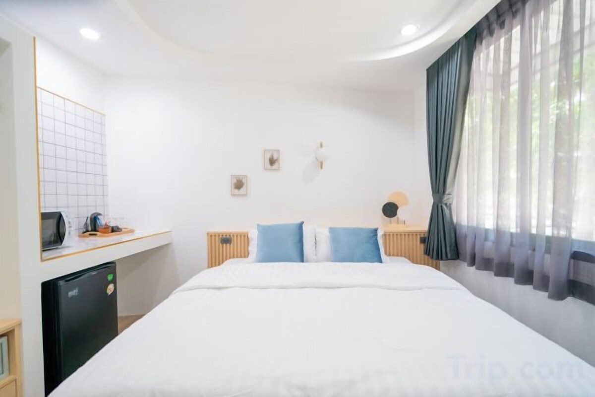 Escritorio, wifi gratis, ropa de cama