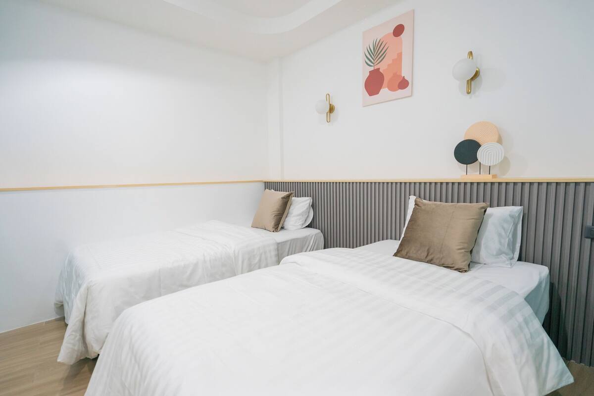 R101 - Budget Twin Room No Windows | โต๊ะทำงาน, Wi-Fi ฟรี, ผ้าปูที่นอน