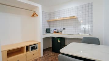 R501 - Deluxe Double Studio | Cozinha privada | Geladeira, micro-ondas, lava-louças