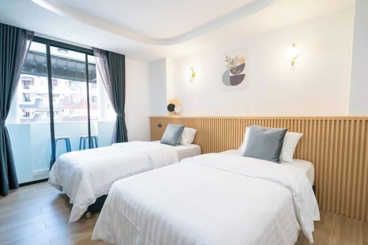 Escritorio, wifi gratis y ropa de cama