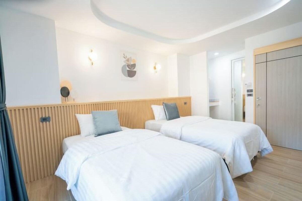 Escritorio, wifi gratis, ropa de cama