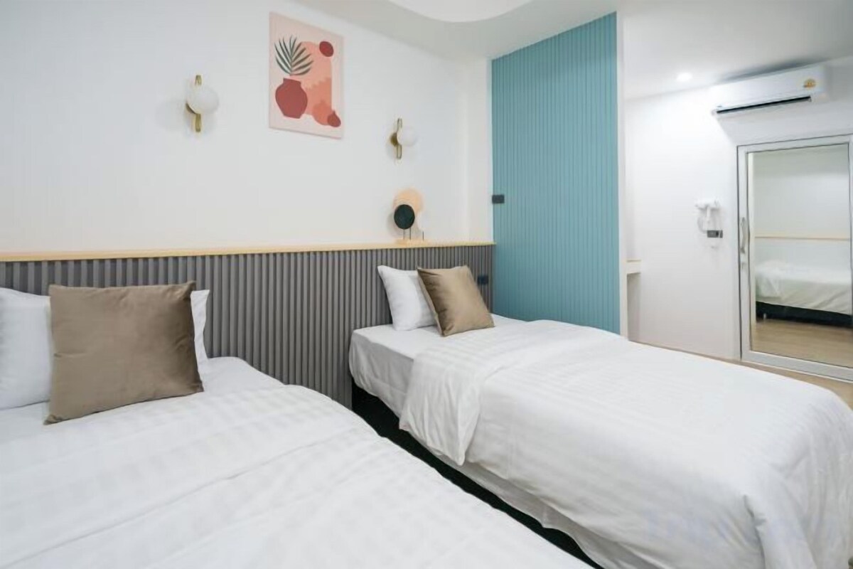 Escritorio, wifi gratis, ropa de cama