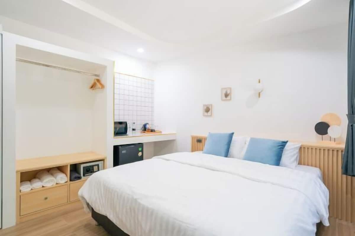 Escritorio, wifi gratis y ropa de cama