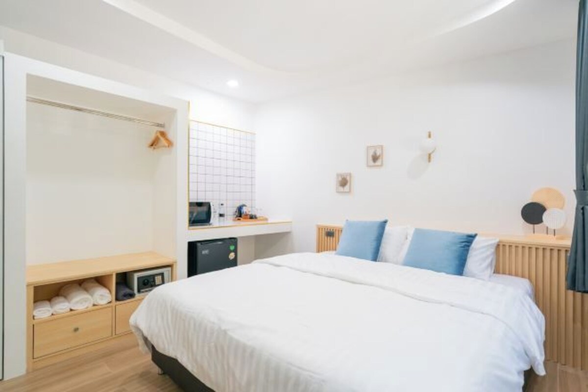 Desk, WiFi (free), bed sheets