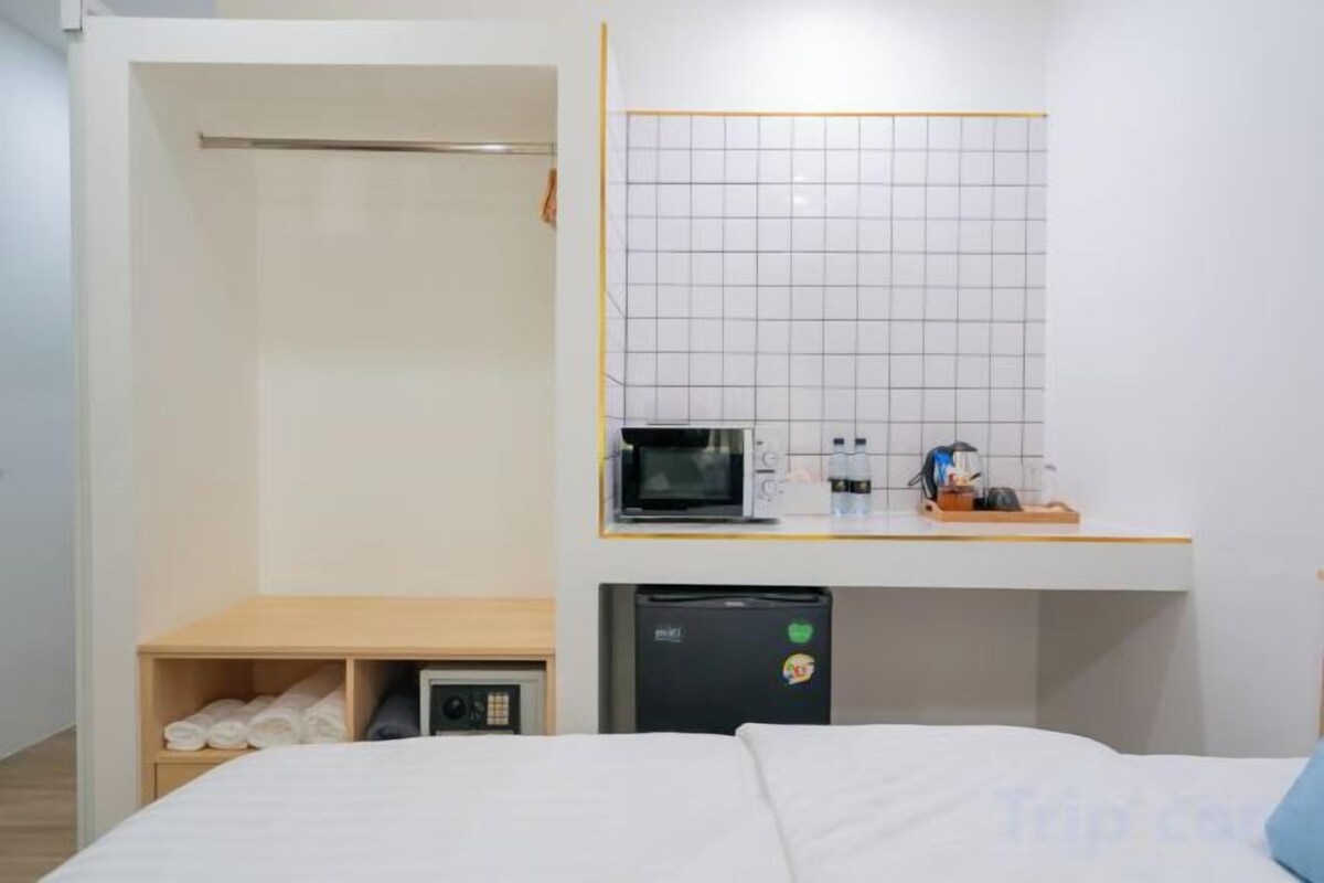 Escritorio, wifi gratis, ropa de cama