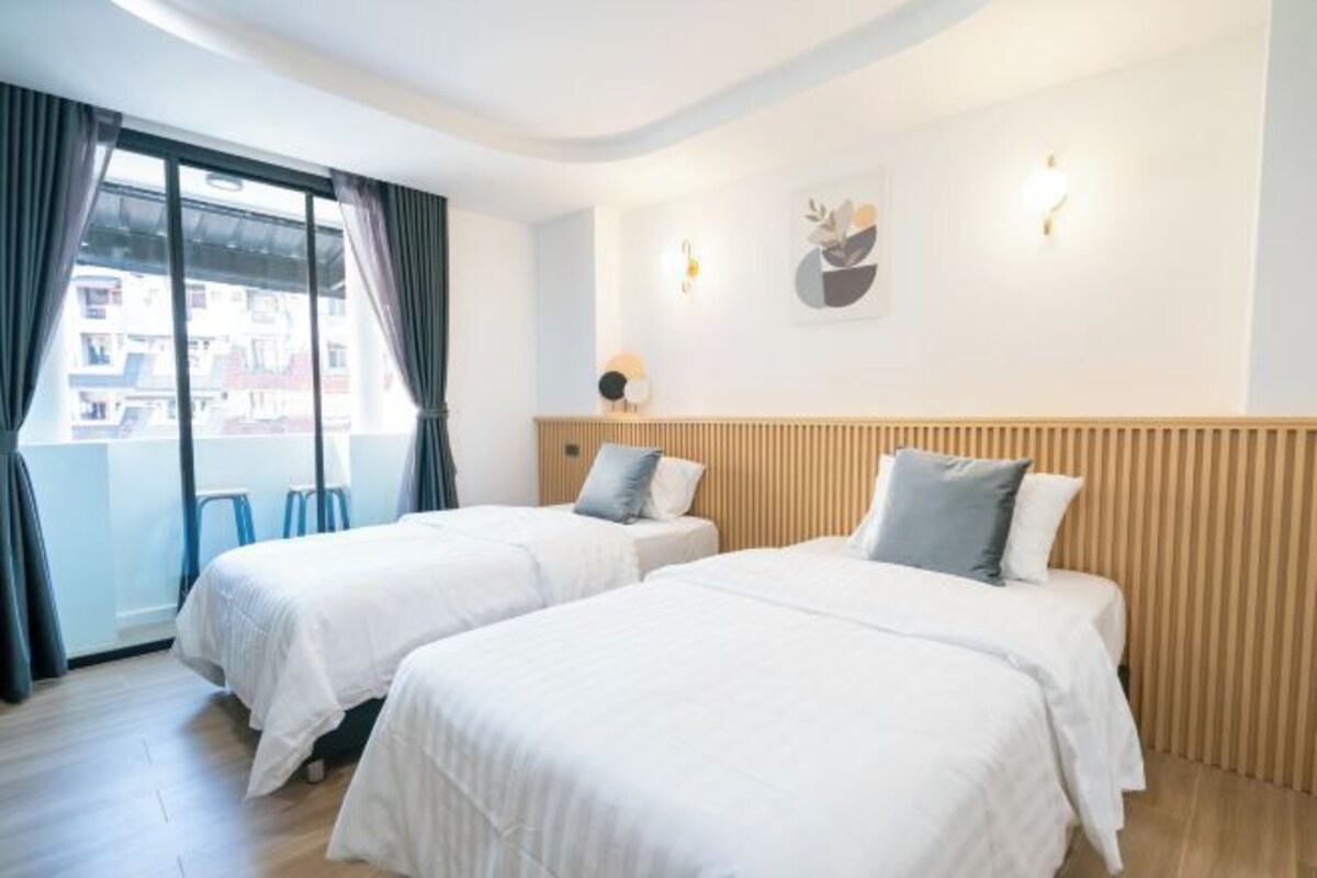 Desk, WiFi (free), bed sheets