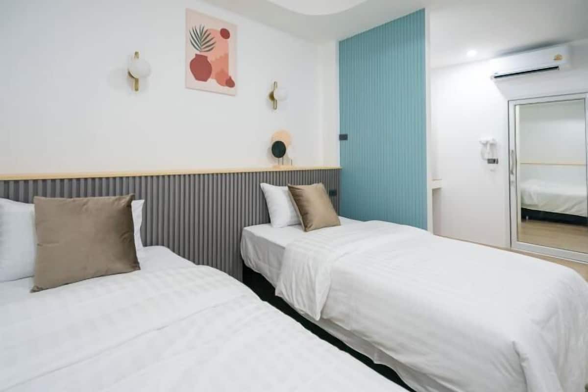 Escritorio, wifi gratis y ropa de cama