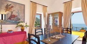 Villa, vista al mar | Comedor