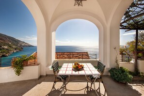 Villa, vista al mar | Terraza o patio