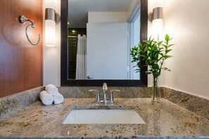 Regadera, secadora de cabello, toallas 