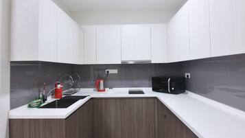 Fridge, microwave, stovetop, cookware/dishes/utensils