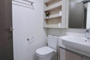 Shower, hair dryer - Chic Suasana JB Suite, Cozy Stay with Balcony (Johor Bahru)