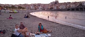 Two-bedroom apartment in the center of Banyuls with mountain views. Near train station and shops