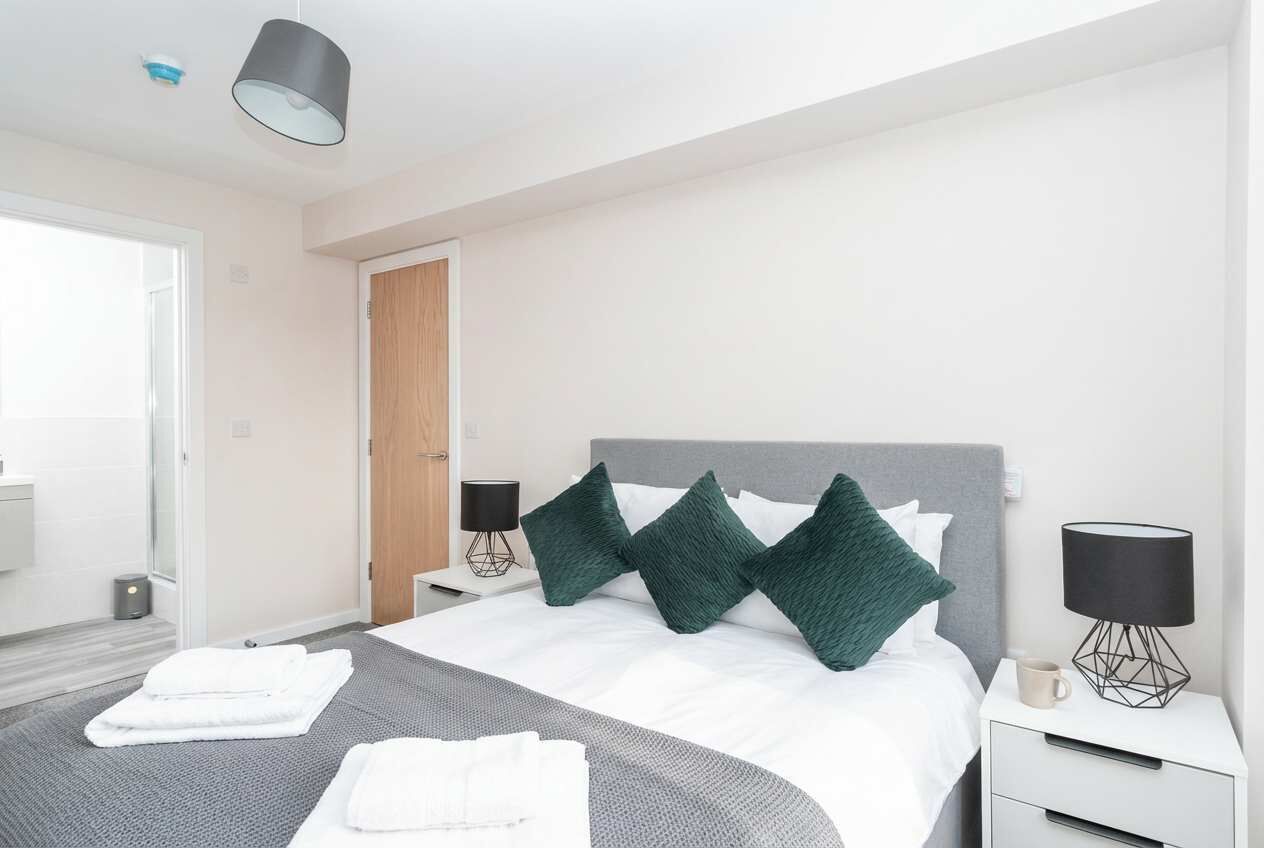 2 bedrooms, desk, iron/ironing board, WiFi