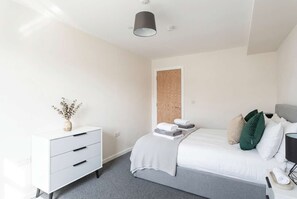 2 Schlafzimmer, Schreibtisch, Bügeleisen/Bügelbrett, WLAN