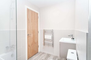 Ducha, secador de pelo y toallas