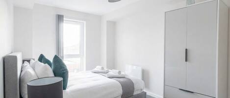 2 bedrooms, desk, iron/ironing board, WiFi