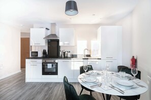 冰箱、微波炉、烤箱、炉灶