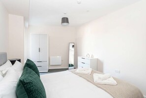 2 Schlafzimmer, Schreibtisch, Bügeleisen/Bügelbrett, WLAN