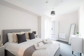 2 bedrooms, desk, iron/ironing board, WiFi