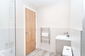 淋浴设施、吹风机、毛巾