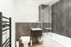 Shower, hair dryer, towels - Spacious 1BR at Bastion Point near Liverpool Centr (Liverpool)