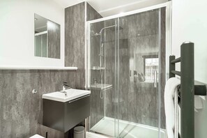 Shower, hair dryer, towels