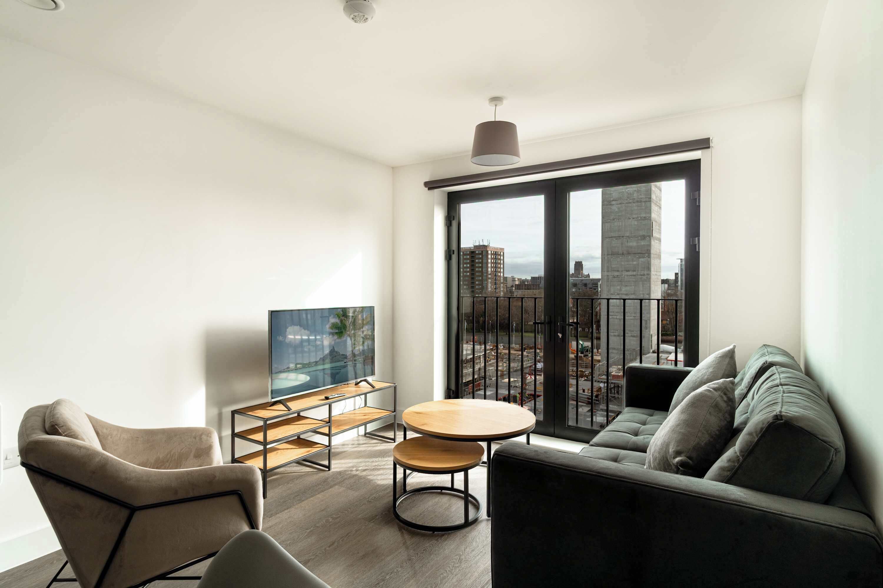 Un salon moderne avec un canapé, un fauteuil et une petite table.