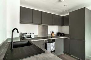 冷蔵庫、電子レンジ、オーブン、コンロ