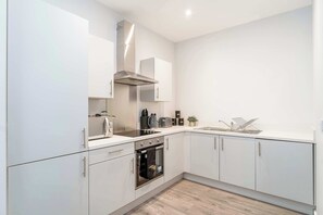 Fridge, microwave, oven, stovetop - 1BR Apartment in Waterloo near Crosby Coastal Park (Liverpool)