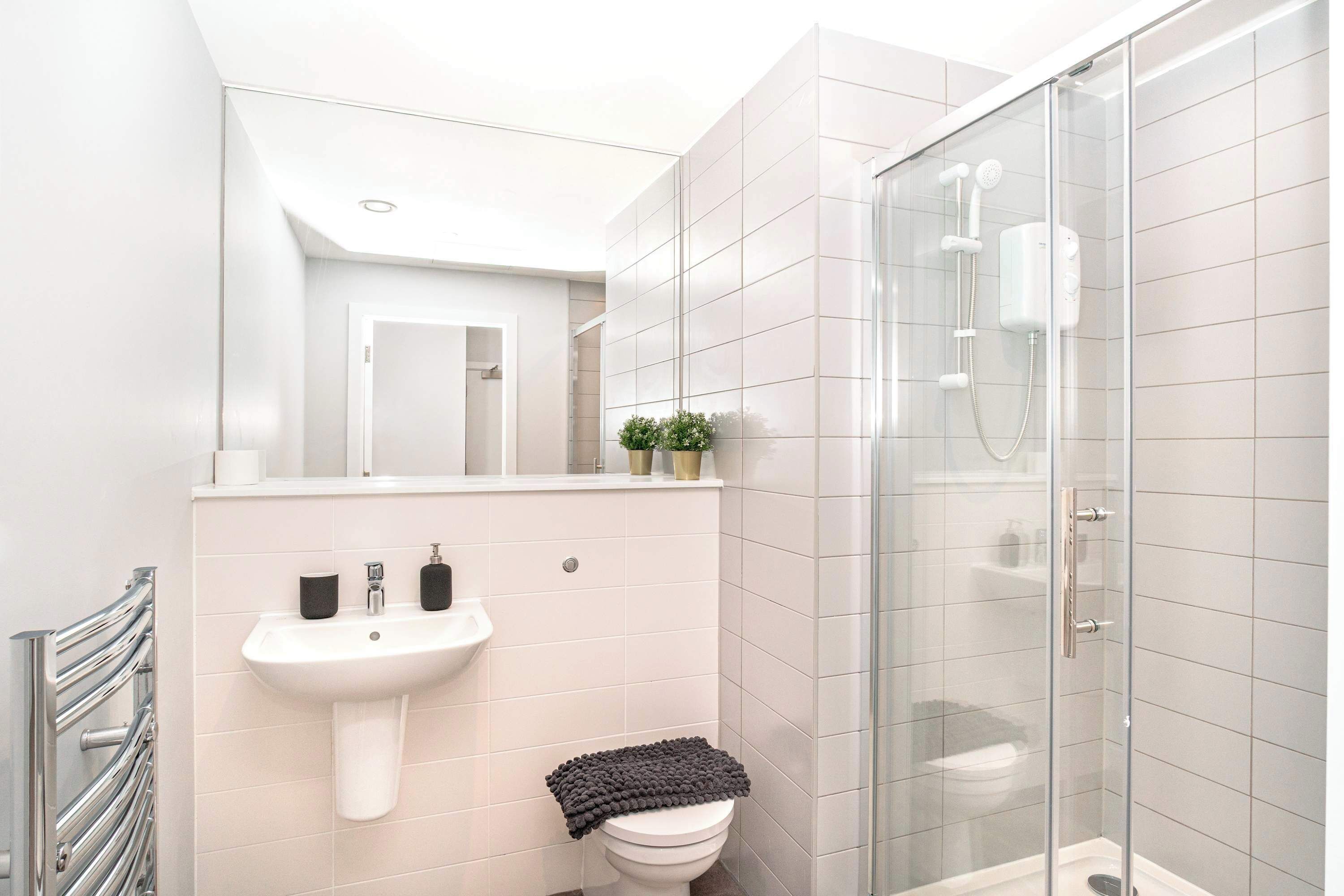 Shower, hair dryer, towels, shampoo